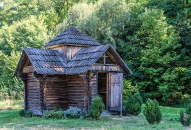  Ormandaki bir tepenin üstünde Bakire Meryem Şapeli. Doğu Avrupa 'nın dini gelenekleri