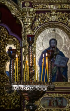  Kutlama mumları ve antika bronzlar. Bir Ortodoks kilisesinin dekorasyonu.