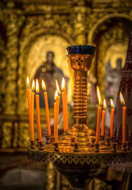  Kutlama mumları ve antika bronzlar. Bir Ortodoks kilisesinin dekorasyonu.