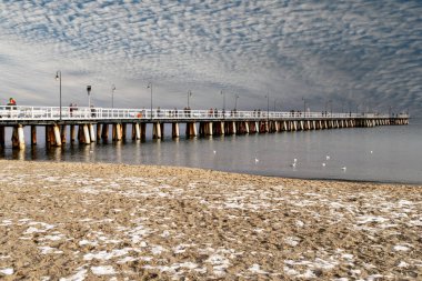 Gdynia 'daki eski ahşap iskele, Baltık Denizi kıyısında.