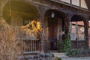 Terk edilmiş eski köy evinin verandası.