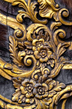 Güzel Carvel ahşap süslemeler. Oymalı ve yaldızlı çiçek deseni