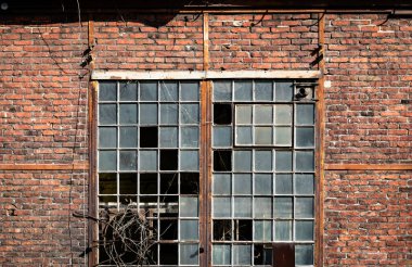 Kırık pencere ve eski tuğla duvar