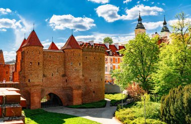 Varşova, Polonya - 20 Nisan 2025 bahar tatili, Varşova 'da Paskalya kutlaması. Varşova 'daki tarihi meydanda, Kraliyet Kalesi' nde ve Barbican 'da yürüyen insanlar