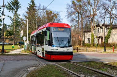 Gdansk, Polonya - 03 Mart 2025: Gdansk, Polonya 'daki eski caddede renkli yeni tramvay. Avrupa 'da kamu elektrik çevre dostu ulaşım
