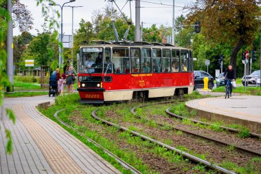 Gdansk, Polonya - 13 Eylül 2025: Gdansk, Polonya 'daki eski caddede renkli yeni tramvay. Avrupa 'da kamu elektrik çevre dostu ulaşım
