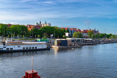 Szczecin, Polonya - 14 Mayıs 2022: Oder nehri üzerindeki Szczecin antik tarihi bölgesinin güzel manzarası. İskeleye demirlemiş tekneler