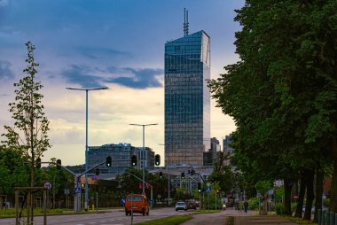 Gdansk, Polonya - 13 Temmuz 2025: Gdansk şehir merkezi. Trafik sıkışıklığı ve şirket iş merkezinin gökdelenleri.