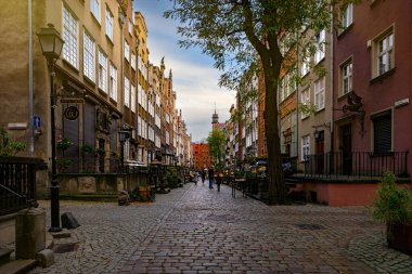 Gdansk, Polonya - 12 Ekim 2024: Gdansk 'taki Alacakaranlık. Ortaçağ gotik Mariacka sokağı ve kehribar taşı mücevher ticareti.