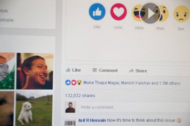 Jelenia Gora, Polonya - 24 Şubat 2016: Yeni Facebook gibi 6 empatik Emoji düğmesine basın. Facebook bir iyi bilinen sosyal ağ hizmetidir. Mark Zuckerberg Facebook sayfası
