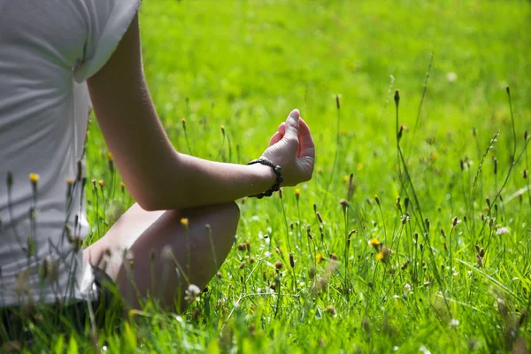 Jonge Vrouw Tijdens Ontspanning Meditatie Park Meditatie Sessie — Stockfoto