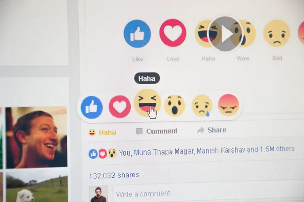 Ксения Гора, Польша - 24 февраля 2016 года: Новый Facebook, как кнопка 6 Empathy. Facebook - это известная социальная сеть. Страница Марка Цукерберга в Facebook — стоковое фото