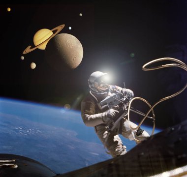 Astronot uzayda uçar. NASA'dan çekilmiş fotoğrafı
