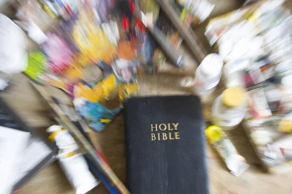 La Biblia sobre la mesa del artista — Foto de Stock