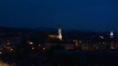 Gece şehir manzaralı dron Polonya üzerinden