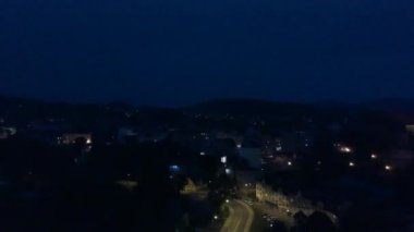 Gece şehir manzaralı dron Polonya üzerinden