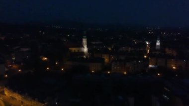 Gece şehir manzaralı dron Polonya üzerinden