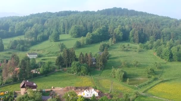 Vista de la montaña en la ciudad polaca. Naturaleza — Vídeos de Stock