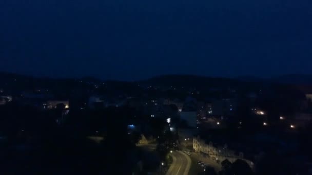 Vista noturna da cidade de drone na Polônia — Vídeo de Stock