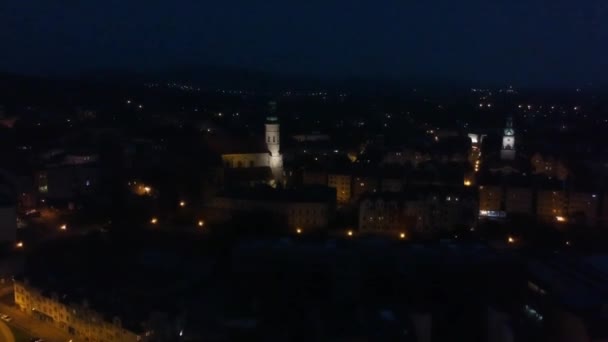 Gece şehir manzaralı dron Polonya üzerinden — Stok video