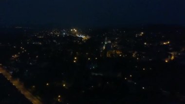 Gece şehir manzaralı dron Polonya üzerinden