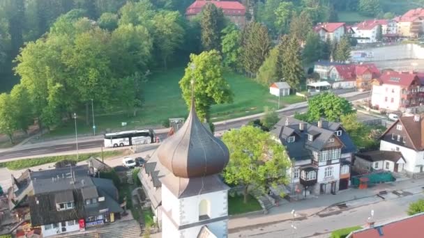 Uitzicht vanaf drone bij de kerk in de oude Poolse stad — Stockvideo