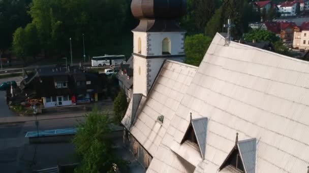 Uitzicht vanaf drone bij de kerk in de oude Poolse stad — Stockvideo