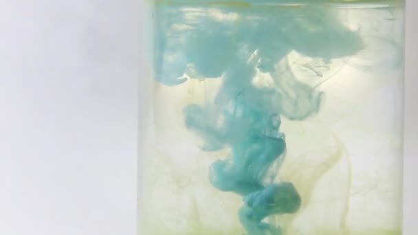 Фарба у воді блакитна. Розчинення на білому тлі — стокове відео