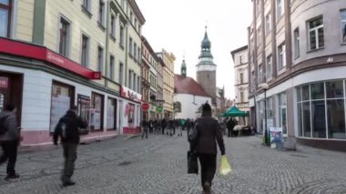 Jelenia Gora. Şehir ve mavi gökyüzü güzel manzaralarını. İnsanlar yürürken, insanlar. Timelaps 4k. Hızlı yaşam kavramı. Polonya eski şehir. Şehir merkezi kare. Yeni yıl. Noel. 
