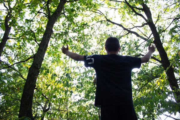 森の神を礼拝する少年 — ストック写真