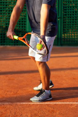 bir tenis oyuncusu bir maç sırasında bir tenis topu hizmet vermeye hazırlar.