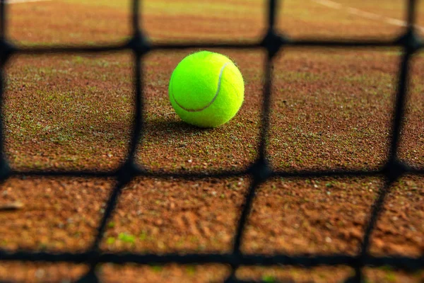 Palla da tennis close-up e rete sul campo — Foto Stock