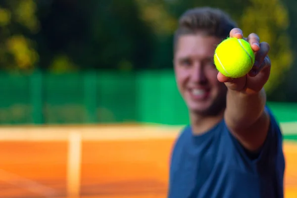 Uomo spettacolo tennis close-up palla — Foto Stock