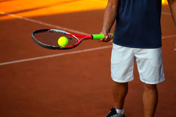 Uomo che tiene la palla da tennis da vicino — Foto Stock