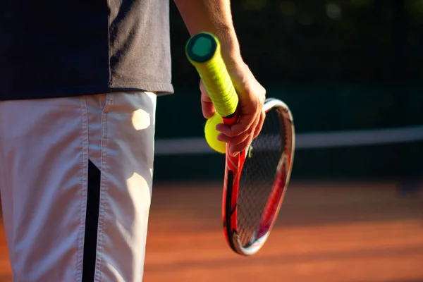 Un tennista si prepara a servire una palla da tennis durante una partita — Foto Stock