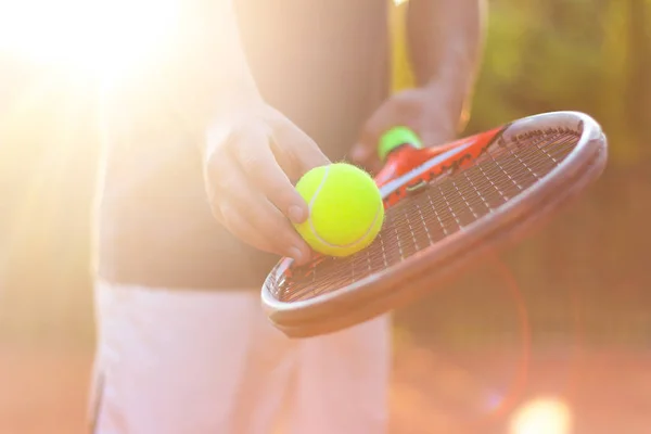 Un tennista si prepara a servire una palla da tennis durante una partita — Foto Stock