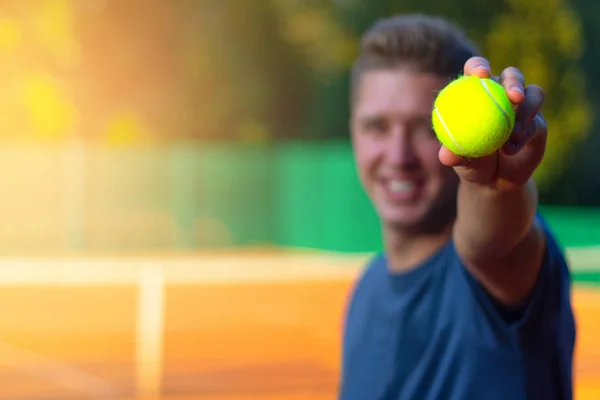 Uomo spettacolo tennis close-up palla — Foto Stock