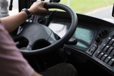 adam sürücü buss sokakta