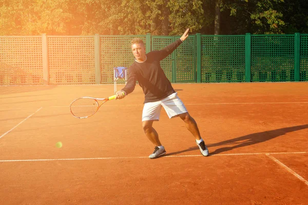 Partita di tennis che un giocatore di servizio con la luce del sole sullo sfondo — Foto Stock