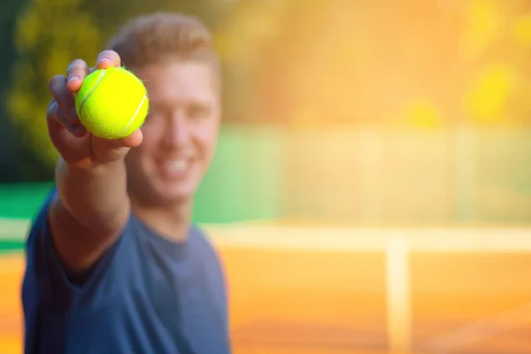 Uomo spettacolo tennis close-up palla — Foto Stock