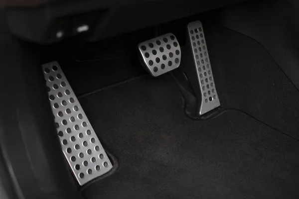 Samochód wewnątrz. Nowe nowoczesne wnętrza samochodu premium ze skórzanymi fotelami. — Zdjęcie stockowe