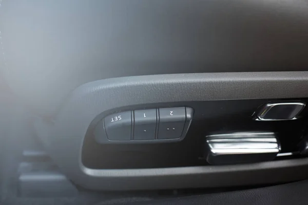 Samochód wewnątrz. Nowe nowoczesne wnętrza samochodu premium ze skórzanymi fotelami. — Zdjęcie stockowe