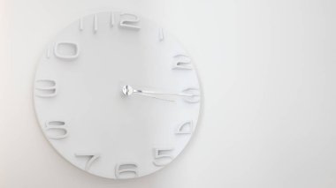 Beyaz ahşap saat geç sabah sıcak ışık ile beyaz duvar