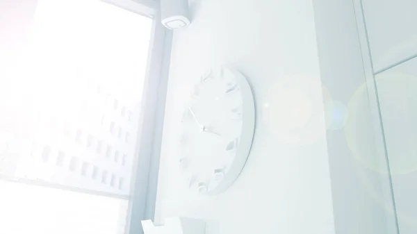 Relógio de madeira branco na parede branca com luz quente no final da manhã — Fotografia de Stock