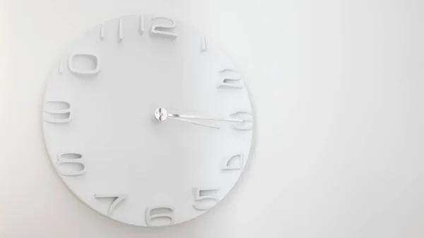 Horloge en bois blanc sur mur blanc avec lumière chaude en fin de matinée — Photo