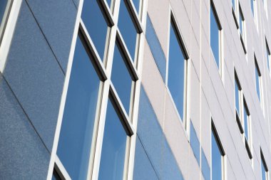 Geniş açı çelik ışık mavi yüksek artış ticari bina gökdelen dış camdan arka plan görünümünü Özet. kavram başarılı modern endüstriyel mimari ve Ofis Merkezi Binası