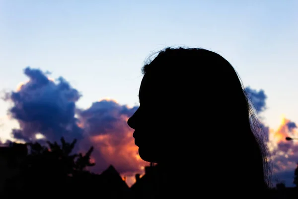 Modelo, viajes, vacaciones y concepto de aventura. Vista trasera de una joven con el pelo largo y suelto caminando por la calle de la ciudad al atardecer, disfrutando de un feliz momento agradable de sus vacaciones —  Fotos de Stock