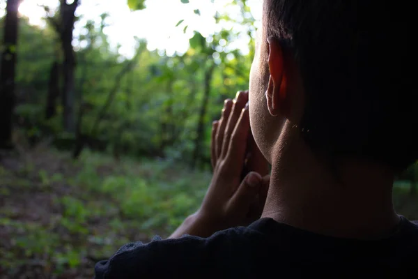 Ragazzo adorare Dio con le mani in primo piano nella foresta. Sfondo della natura — Foto Stock