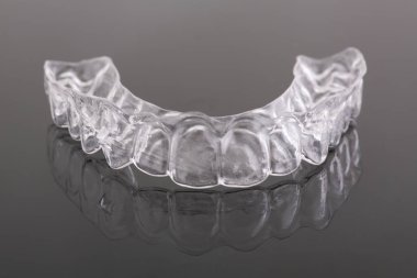 Balmumu deseni diş diş kron modeli, metal ücretsiz - ön görünümü. Siyah arka plan üzerine izole seramik kaplama açık. Metal-seramik kron diş laboratuvarı alçı modeli hakkında.
