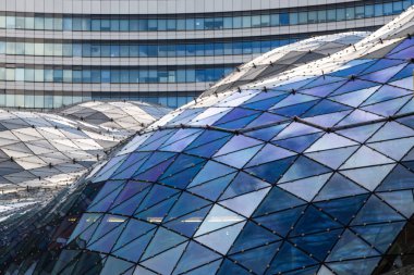 Geniş açı çelik ışık mavi yüksek artış ticari bina gökdelen dış camdan arka plan görünümünü Özet. kavram başarılı modern endüstriyel mimari ve Ofis Merkezi Binası